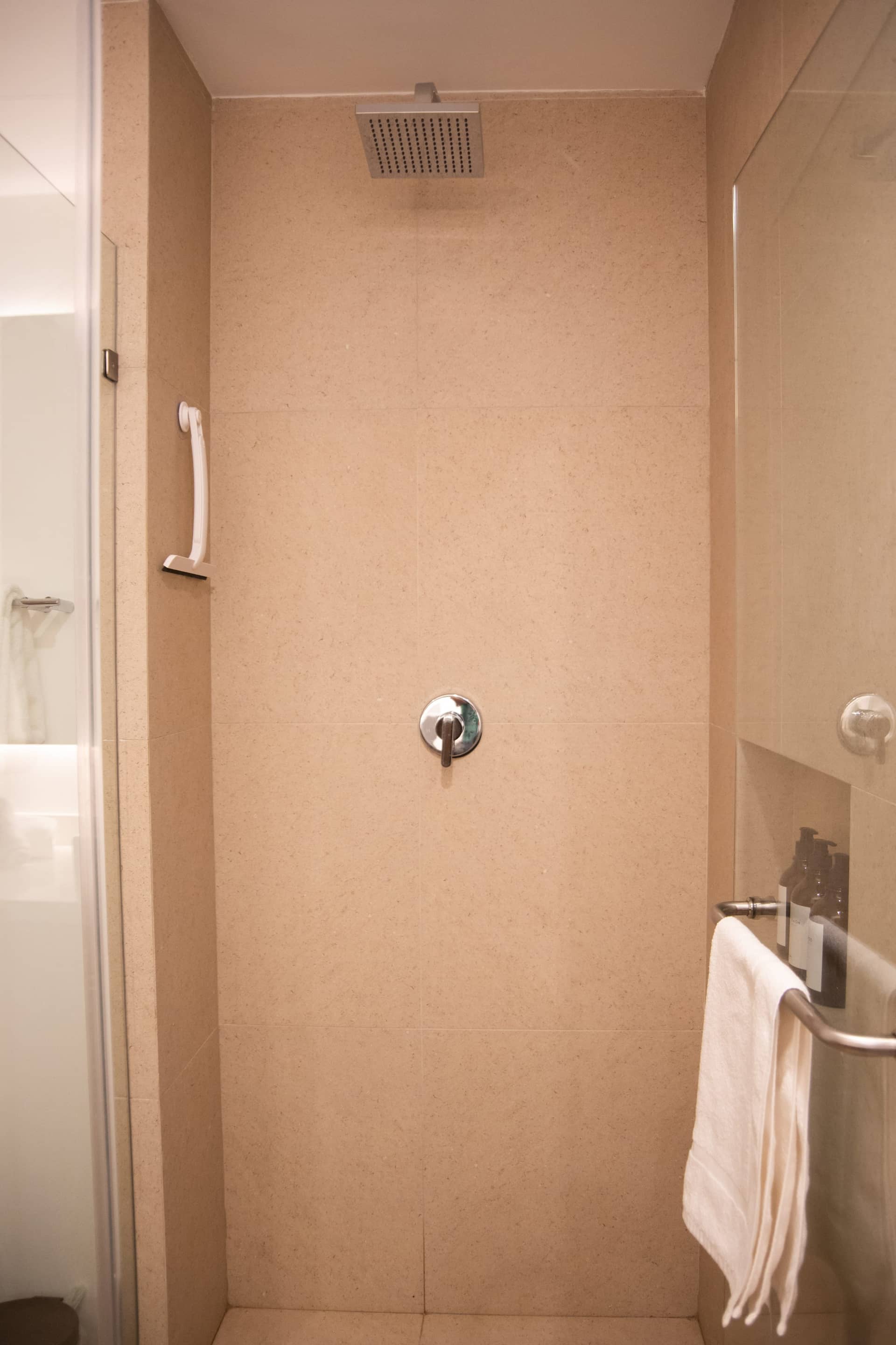 Walk-in rainfall shower at The Leaf Playacar